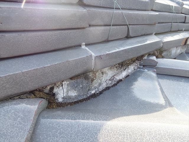 劣化した棟の下の漆喰